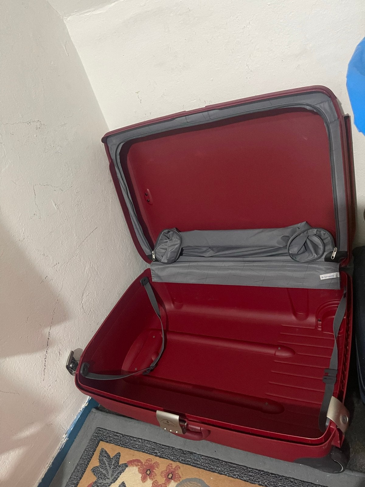 Rode koffer met wieltjes en uitschuifbare handgreep, Ophalen, Gebruikt, Hard kunststof, 45 tot 55 cm