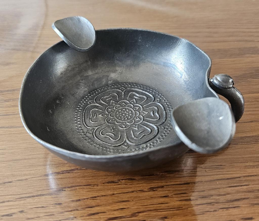 Antieke tinnen asbak met bloemmotief, Antiek en Kunst, Antiek | Tin, Ophalen of Verzenden