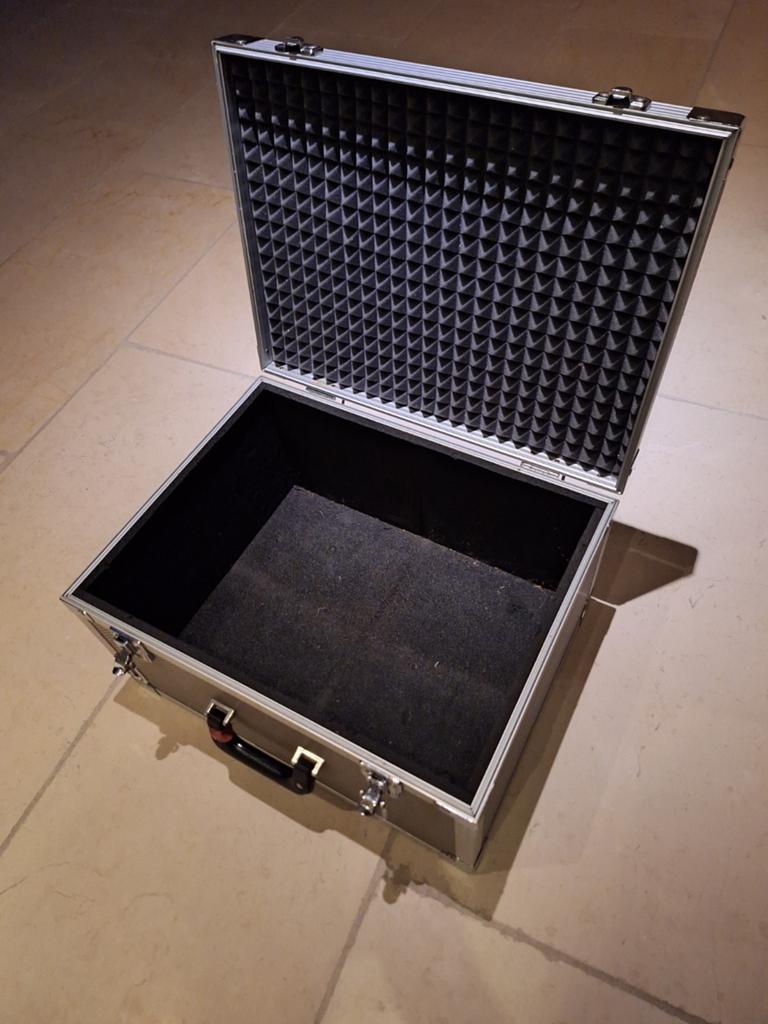 Grijze metalen koffer met handvat en twee sluitingen, Gebruikt, Slot, Minder dan 50 cm, Ophalen of Verzenden