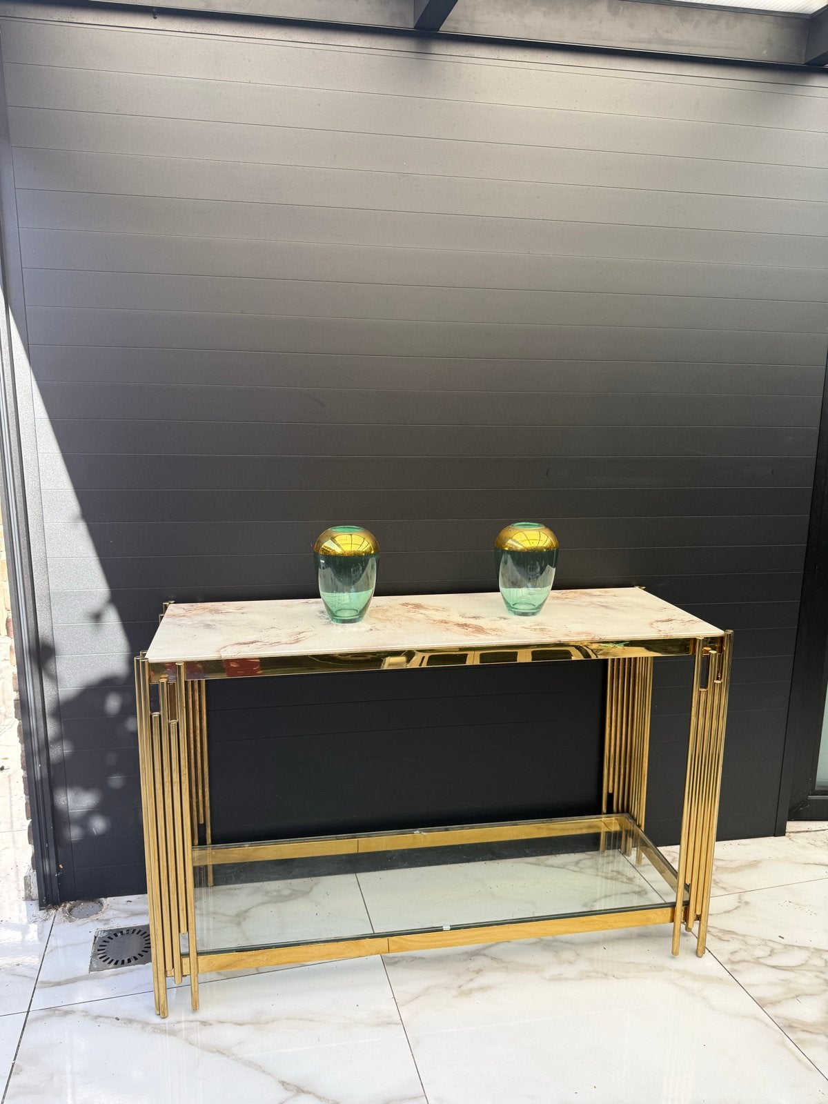 Luxe gouden sidetable met marmerlook en glazen onderblad, Huis en Inrichting, 50 tot 100 cm, Ophalen of Verzenden, Glas, Zo goed als nieuw