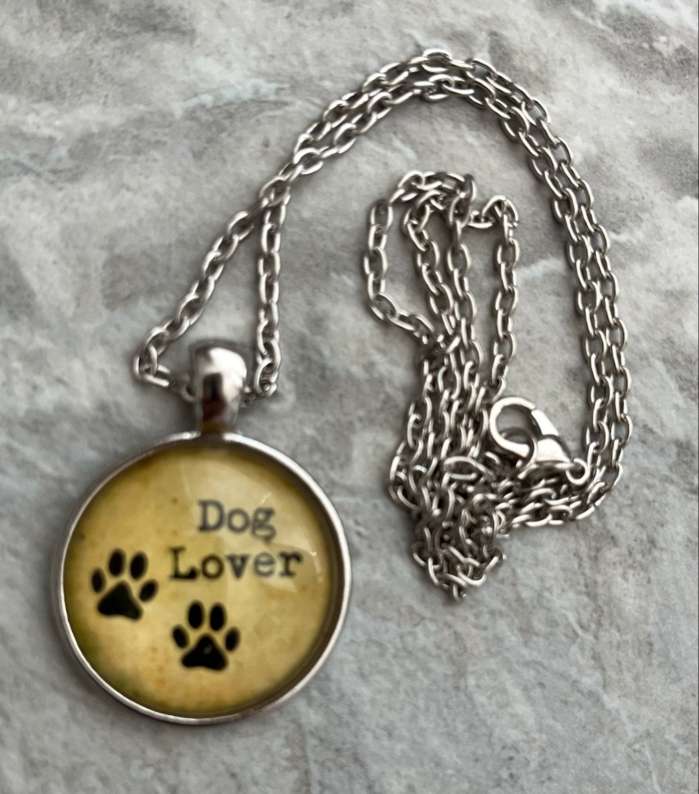 Nieuwe zilveren ketting met 'Dog Lover' hanger van glas, Sieraden, Tassen en Uiterlijk, Nieuw, Ophalen of Verzenden, Zilver, Overige materialen