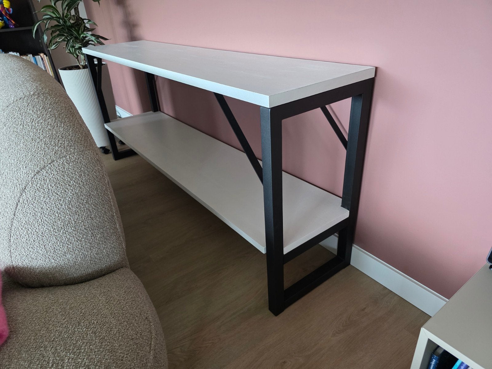 Strakke witte console-/sidetable met zwart metalen frame, Ophalen, Modern, Industrieel, Zo goed als nieuw, 75 cm of meer