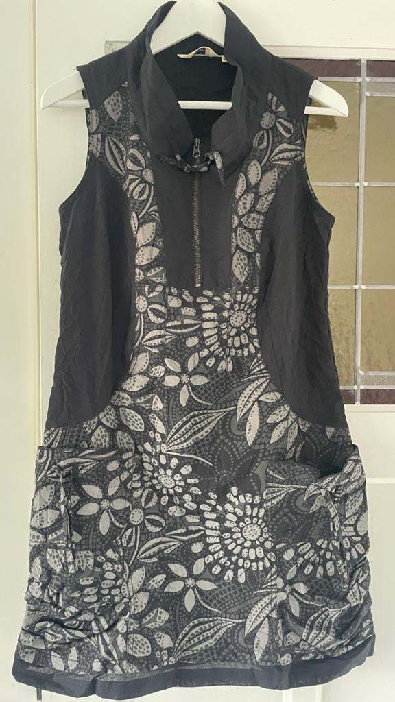 Leuke jurk, soort overgooier. Aparte stof en design., Kleding | Dames, Zwart, Ophalen of Verzenden, Zo goed als nieuw, Maat 36 (S)