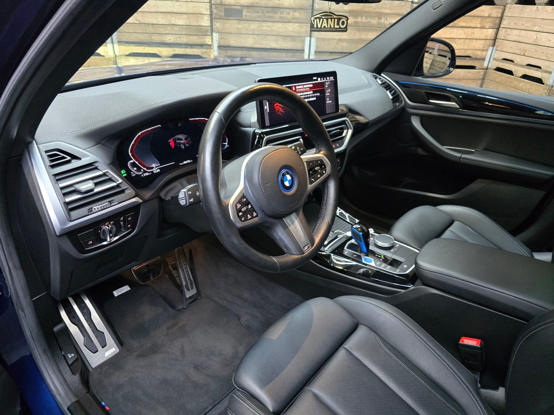 BMW IX3 High Executive 80 kWh Pano LED navi Trekhaak 19"LM 9, Achterwielaandrijving, Gebruikt, 80 kWh, Leder en Stof