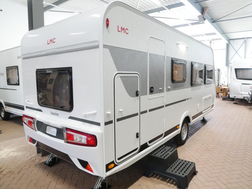 LMC Sassino 470 K NU MET GRATIS MOVER., Caravans en Kamperen, Caravans, Schokbreker, Dwarsbed, Bedrijf, Treinzit