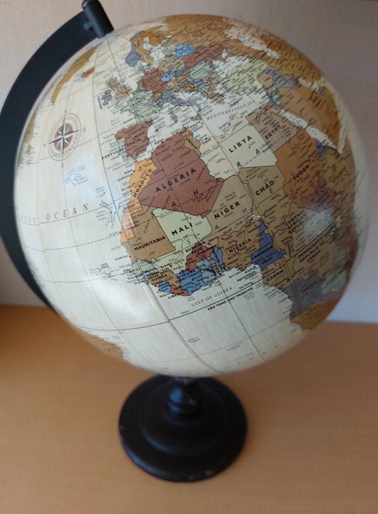 Mooie globe/wereldbol in goede staat, in rustige tinten, Huis en Inrichting, Ophalen of Verzenden, Draaibaar, Gebruikt