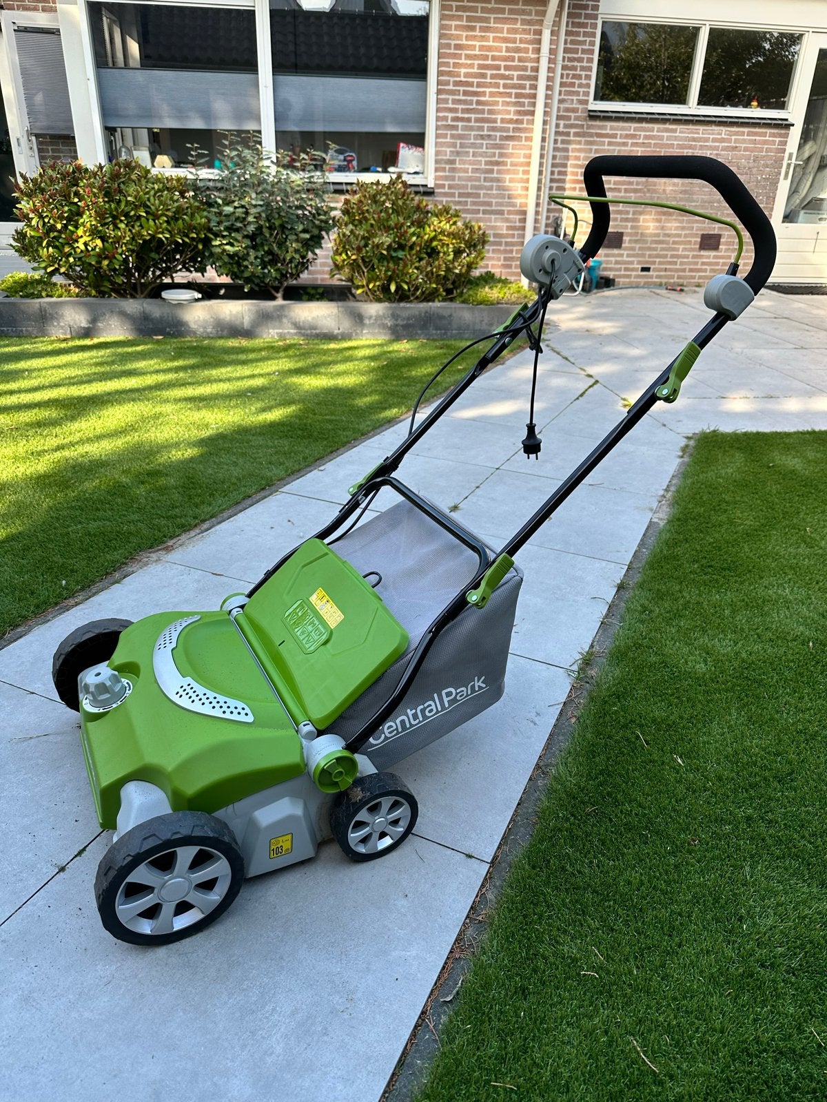 Central Park verticuteermachine, Ophalen, Cirkelmaaier, Elektrische grasmaaier, Zo goed als nieuw