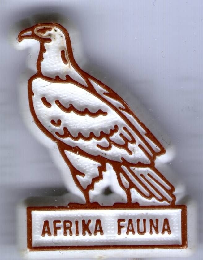 Afrika fauna adelaar rood op wit plastic speldje ( N_099), Verzenden, Zo goed als nieuw, Dier of Natuur, Speldje of Pin