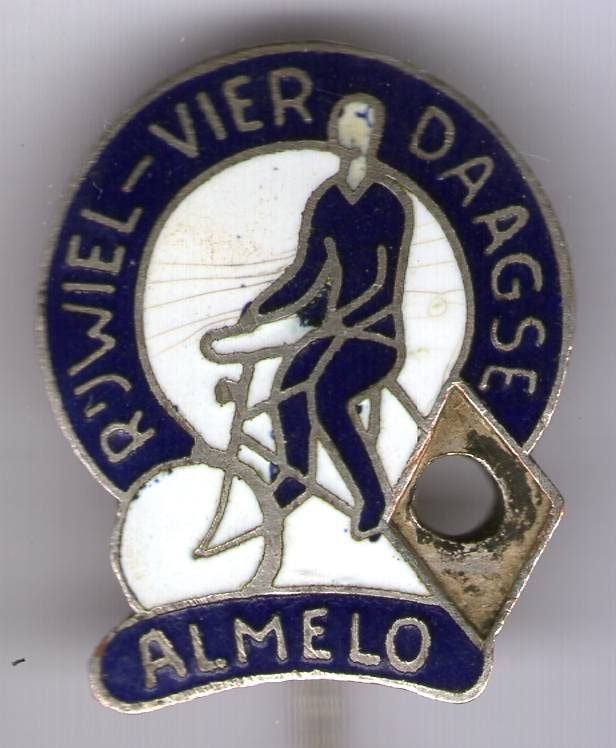 Rijwiel vierdaagse Almelo email op zilverkl. speld ( Y_140), Ophalen of Verzenden, Zo goed als nieuw, Sport, Speldje of Pin