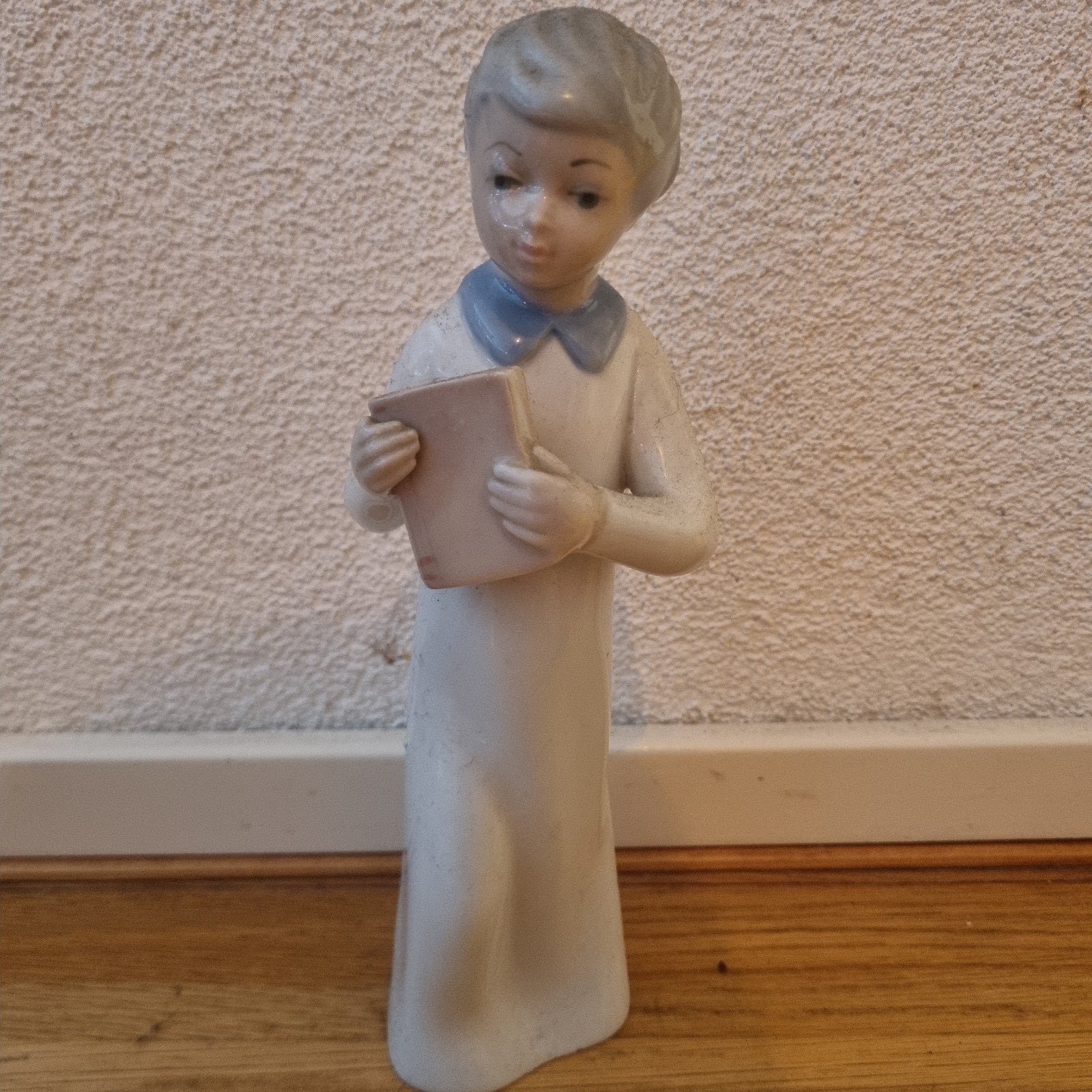 Vintage Casades Porseleinen Beeldje Jongen met Boek, Ophalen of Verzenden