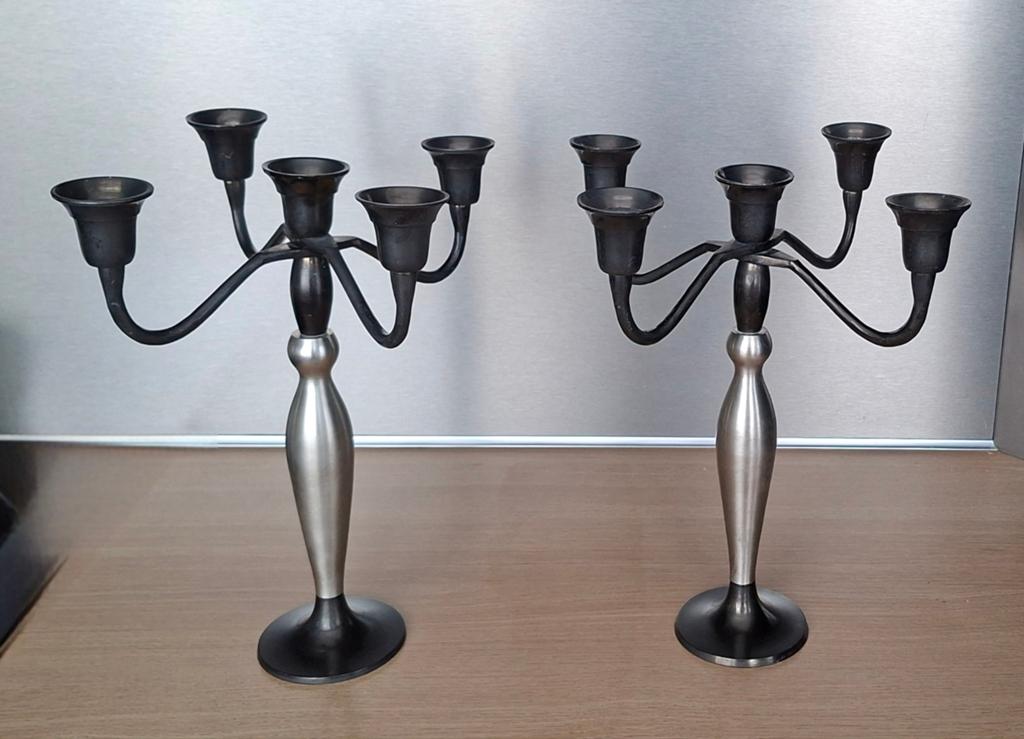 Set van 2  4-armige kandelaars voor 5 kaarsen elk., Ophalen, 25 tot 50 cm, Grijs, Zo goed als nieuw