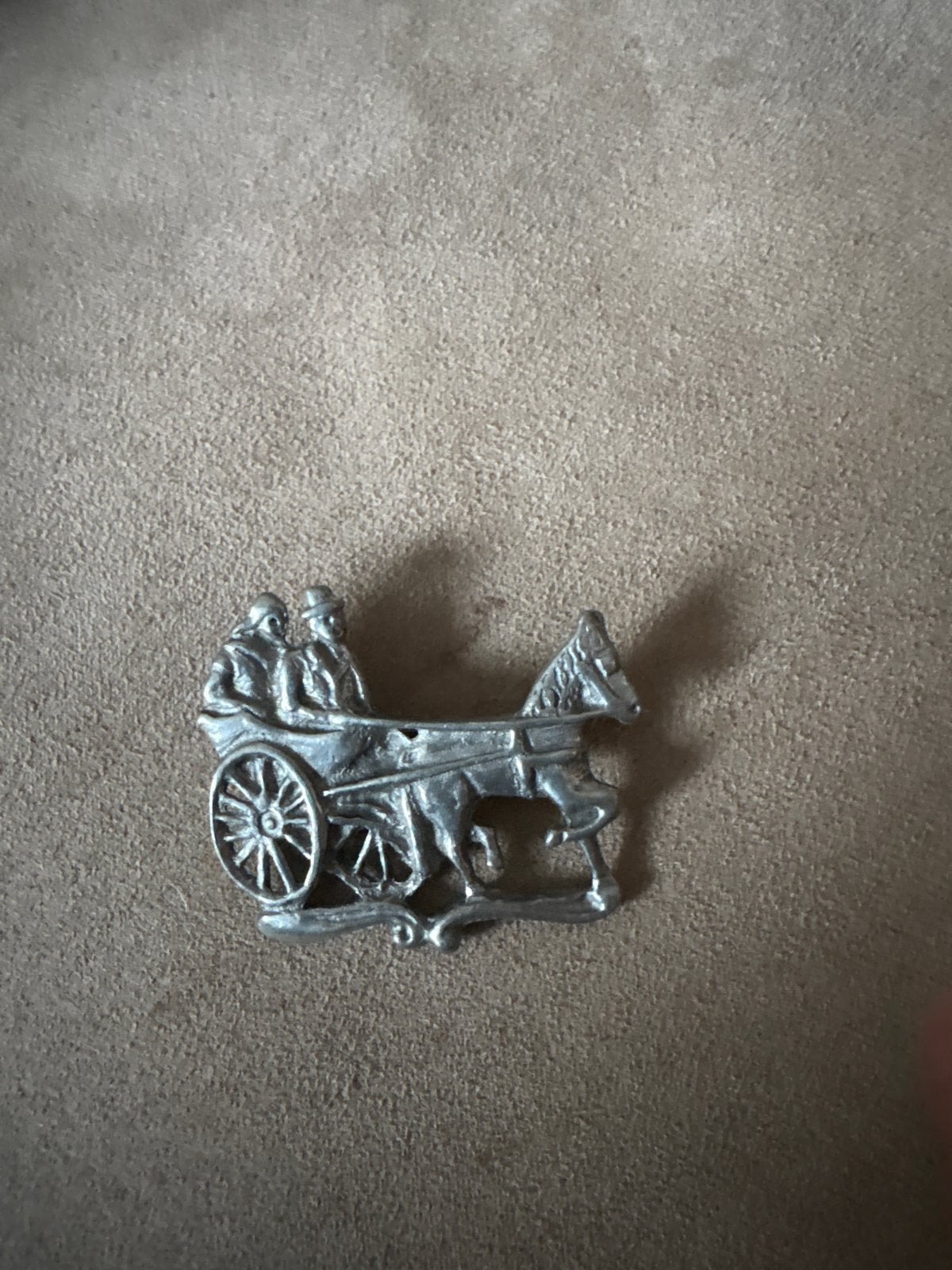 Vintage Broche: Koets met Paard en Mensen, Overige materialen, 4 tot 7 cm, Gebruikt, Ophalen of Verzenden