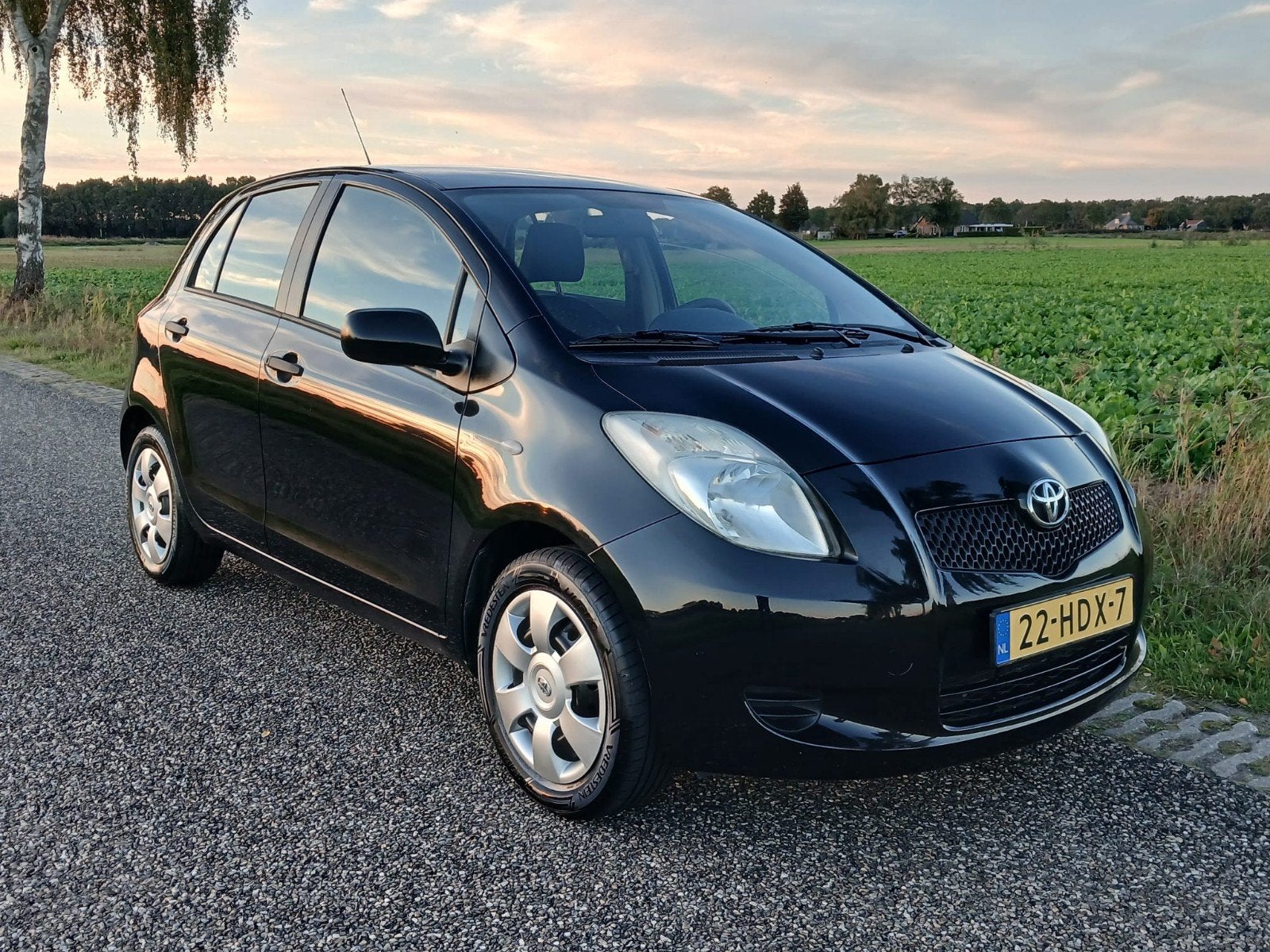 Foto 3 van Toyota Yaris 1.3 16V AIRCO 5 deurs NIEUW APK