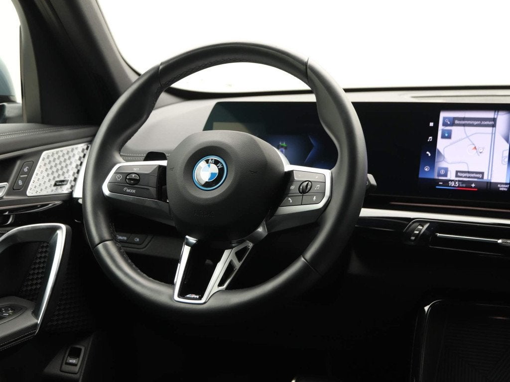 BMW iX1 xDrive30 Launch Edition 67 kWh SoH 98% (bj 2023), Automaat, Gebruikt, Zwart, Met garantie (alle)
