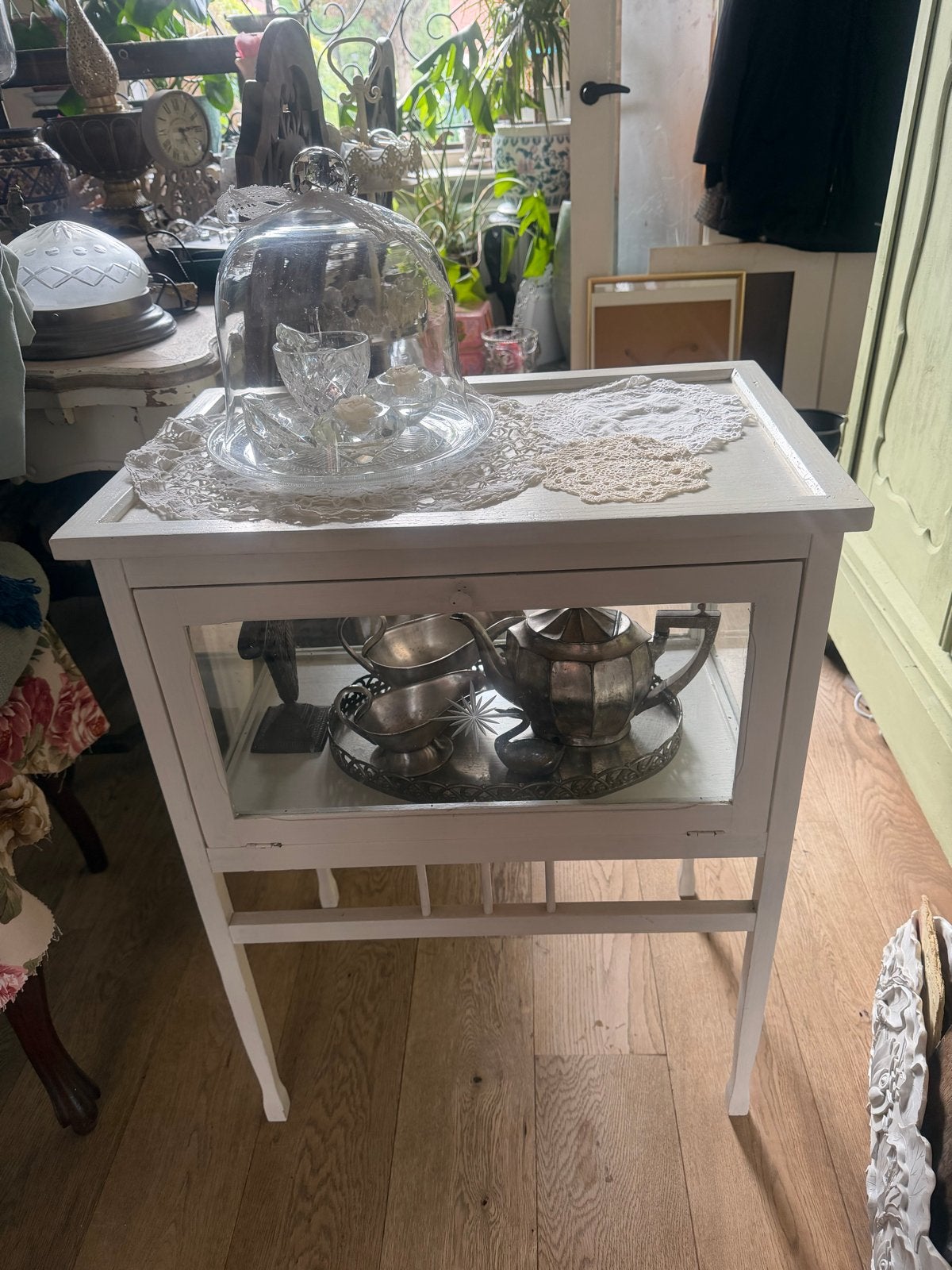 Antiek wit bijzettafeltje met glazen vitrine, Ophalen