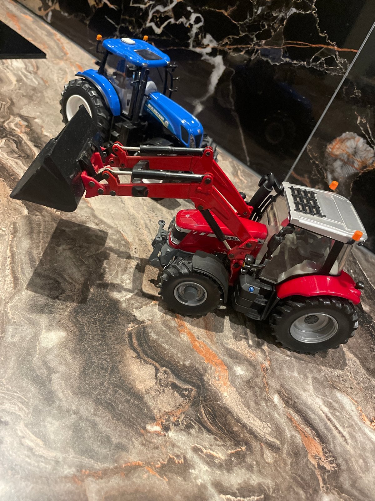 2 Britains 1:32 Tractoren: New Holland & Massey Ferguson, Ophalen, Gebruikt, Tractor of Landbouw, Britains