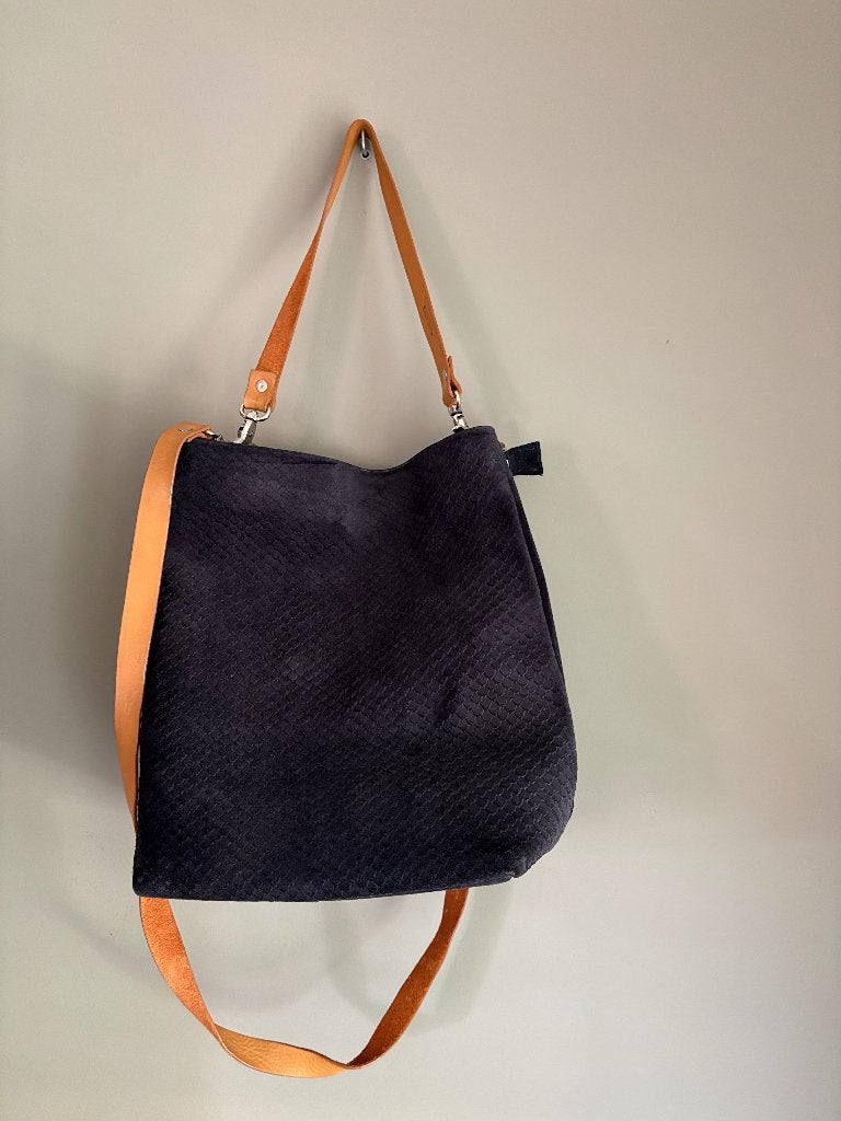 Berba schoudertas — donkerblauw suède met  leren hengsels, Ophalen of Verzenden, Zo goed als nieuw, Blauw, Handtas
