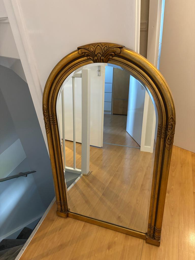 Gouden spiegel met sierlijke lijst - Made in Belgium, Antiek en Kunst, Antiek | Spiegels, Ophalen, Overige vormen, 100 tot 150 cm