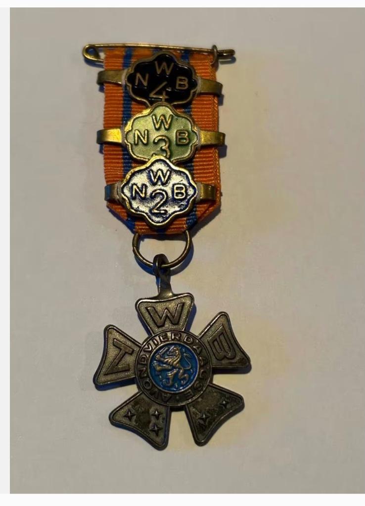 Wandel Vierdaagse Medaille met 2, 3 en 4 jaar speldjes, Ophalen of Verzenden, Overige materialen