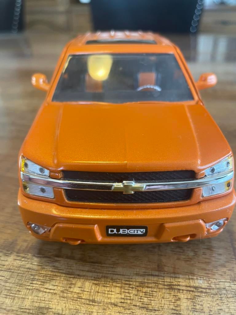 Chevrolet.  Avalanche. 2001.      1.24, Ophalen of Verzenden, Zo goed als nieuw, Bburago
