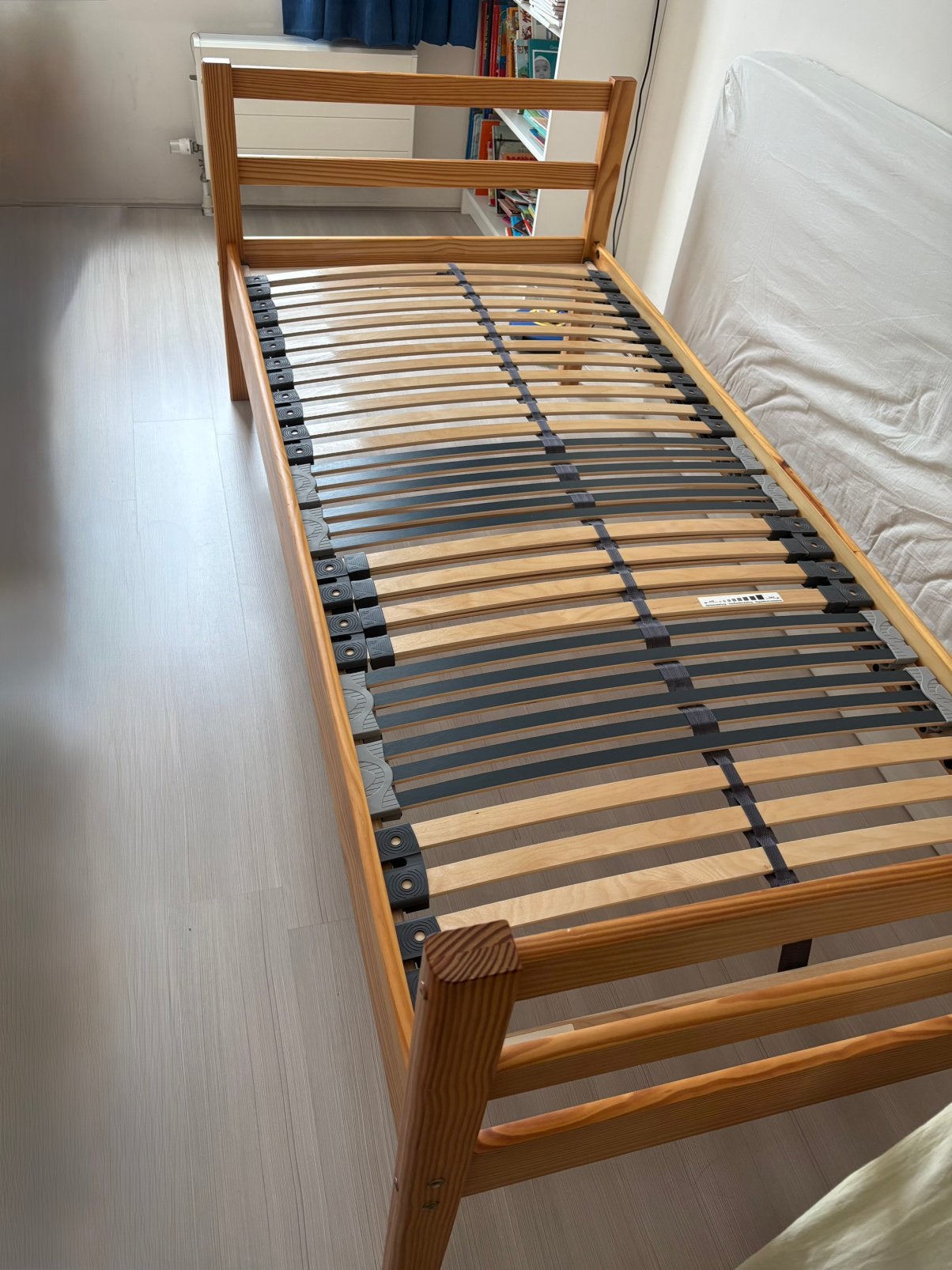 Eenpersoons bed met nieuwe lattenbodem 90x200 cm, Ophalen, Verstelbaar, 90 cm, Eenpersoons