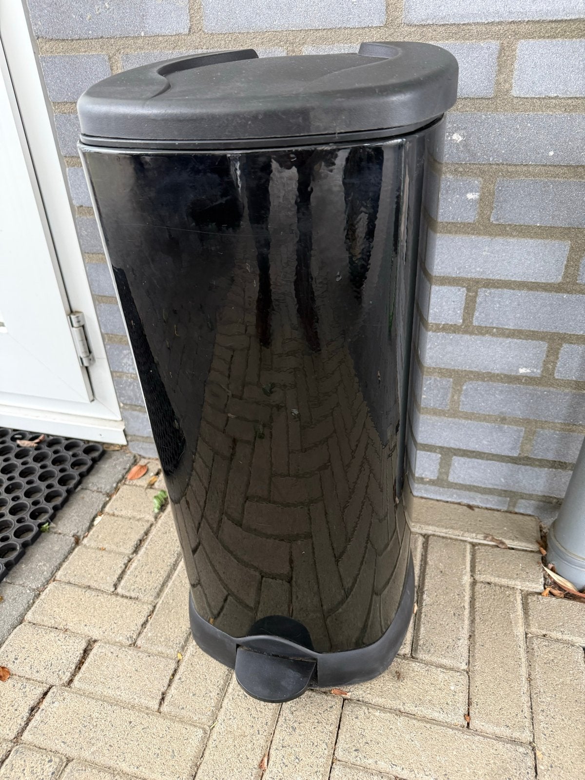 Zwarte metalen prullenbak met pedaal, Huis en Inrichting, Woonaccessoires | Prullenbakken, Ophalen, Gebruikt, Met pedaal, 50 tot 75 cm