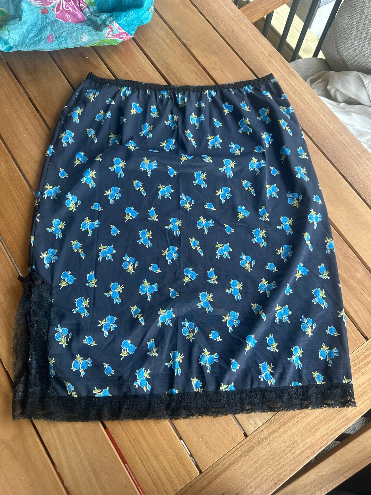 Vintage donkerblauw rokje met kant en bloemenprint - Maat M, Kleding | Dames, Ophalen of Verzenden, Gedragen, Maat 38/40 (M), Blauw