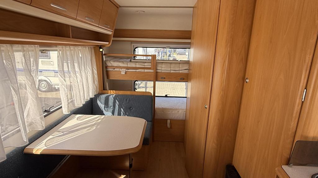 Chateau Caratt 480 KMU bouwjaar 2004 met nieuwe voortent, Caravans en Kamperen, Caravans, Chateau, Dwarsbed, Bedrijf, Treinzit