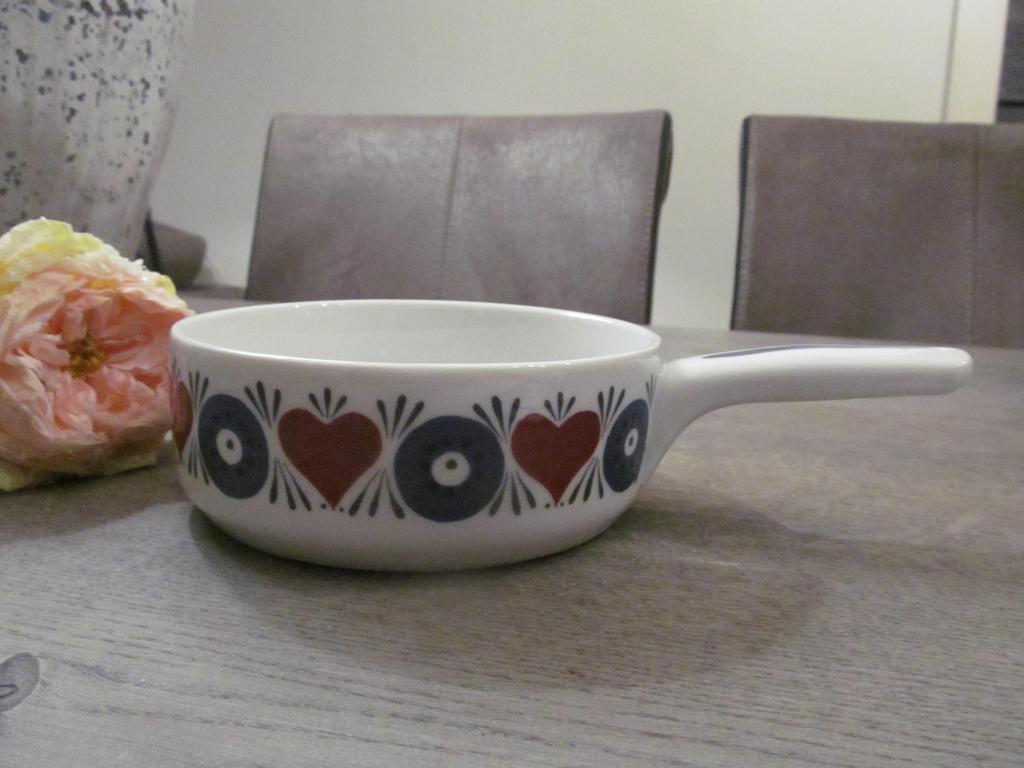 Rorstrand Sweden Silja Schaal met Handgreep, Huis en Inrichting, Keuken | Servies, Gebruikt, Keramiek, Ophalen of Verzenden, Schaal of Schalen