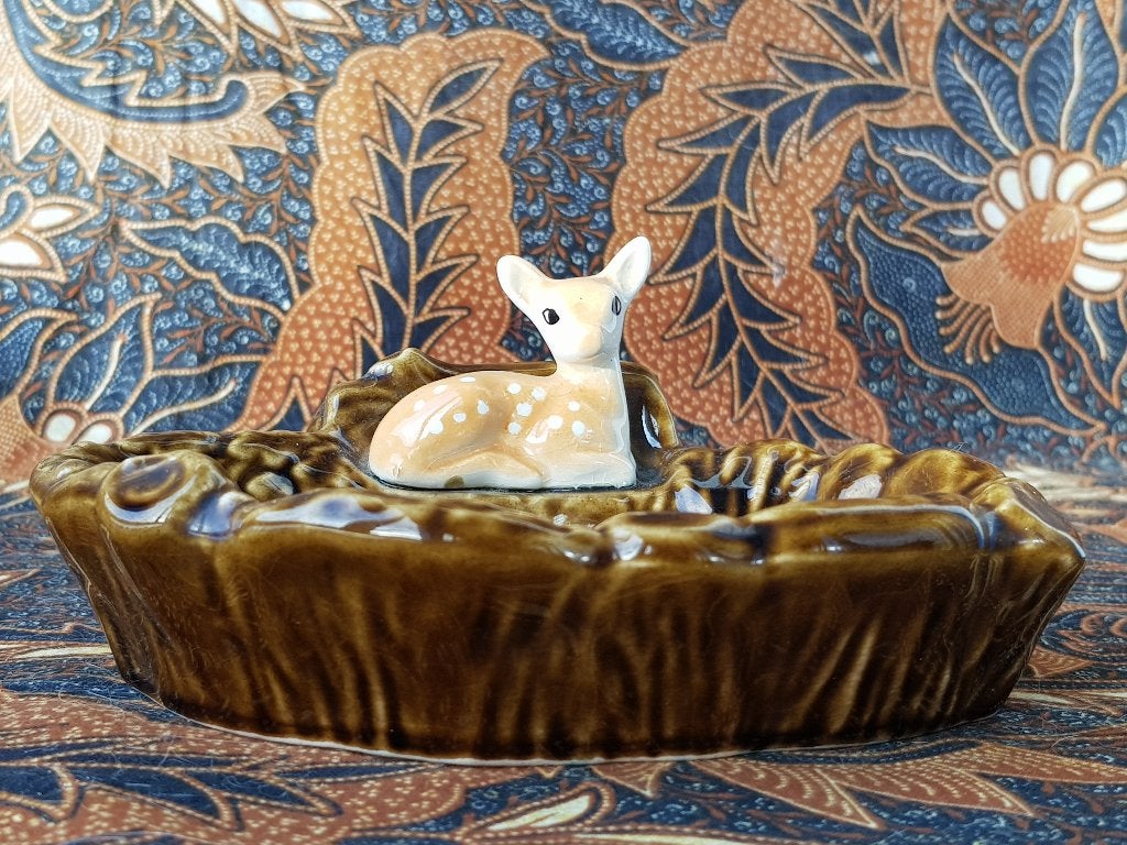 Mooi oud Engels bakje met hert van SylvaC porselein 16 cm.
