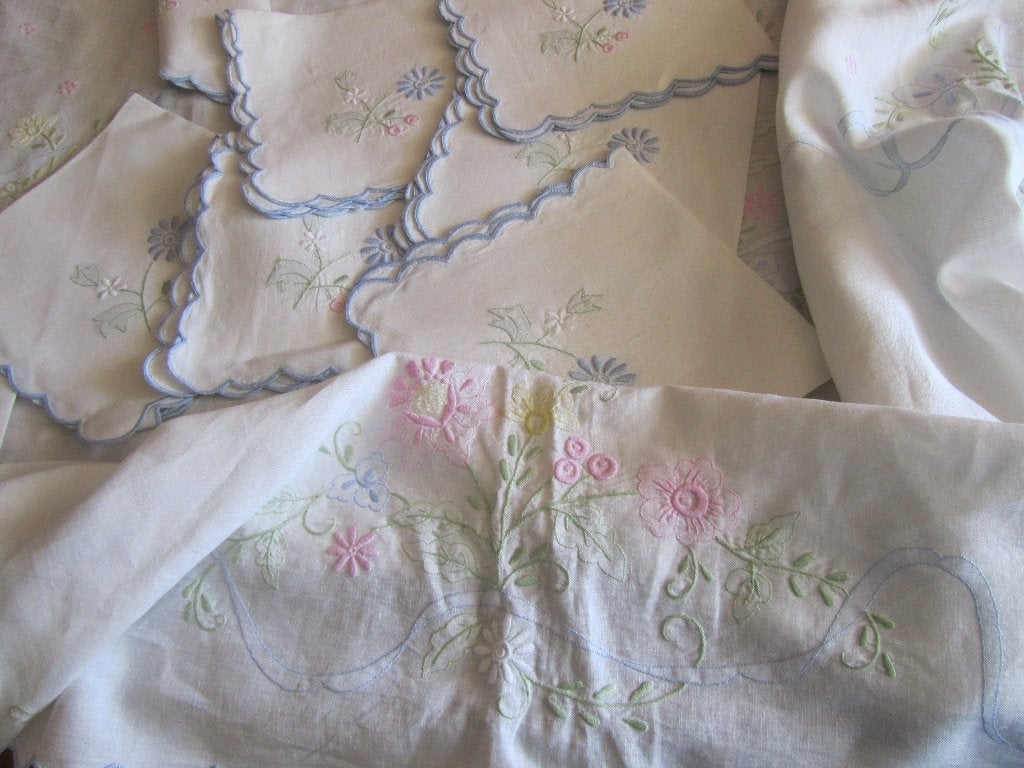 Geborduurd tafelkleed met pastel bloemen & servetten 3M, Verzenden, Zo goed als nieuw, Katoen, 300 cm