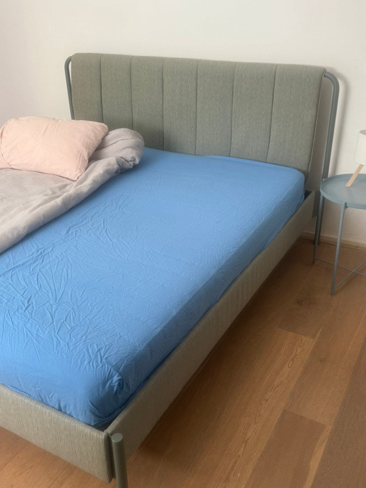 IKEA TÄLLÅSEN bed + VALEVÅG matras – z.g.a.n., Tweepersoons, Zo goed als nieuw, Hout, 140 cm