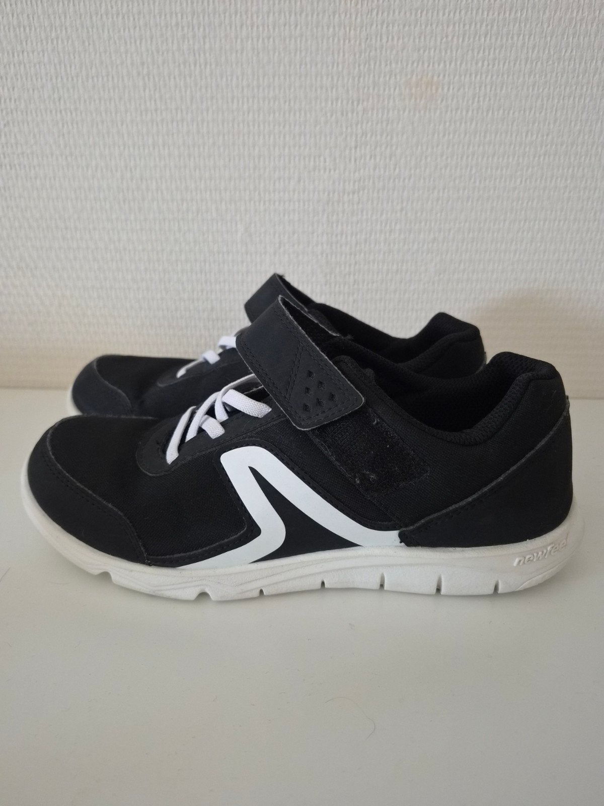 Zwarte gymschoenen met witte zolen maat 38 zgan, Ophalen of Verzenden, Zo goed als nieuw, Newfeel, Jongen of Meisje