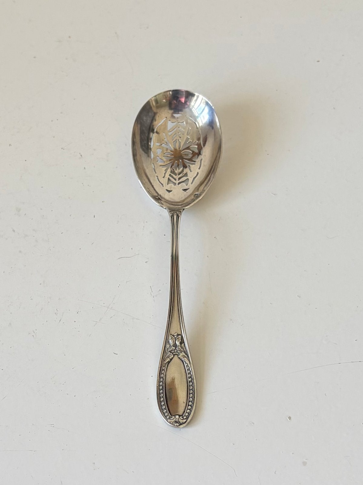 Antiek zilveren strooi lepel van Charles Tirbour. 1897/1951, Ophalen of Verzenden, Zilver