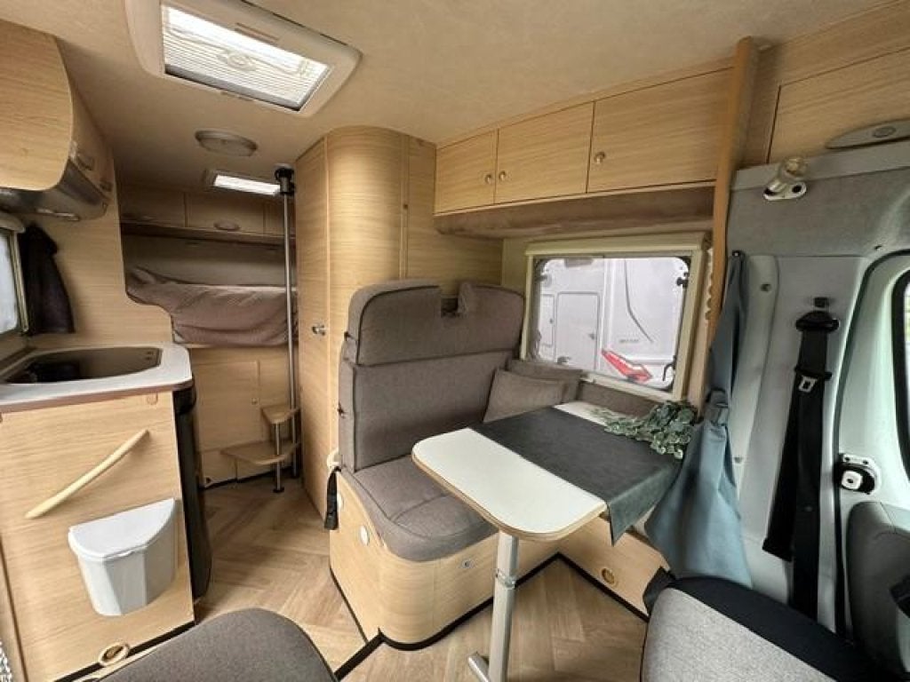 Adria Coral Compact 590 SP COMPACT + SOLAR + SCHOTEL, Caravans en Kamperen, Standaard zit, Ringverwarming, Fiat, Bedrijf