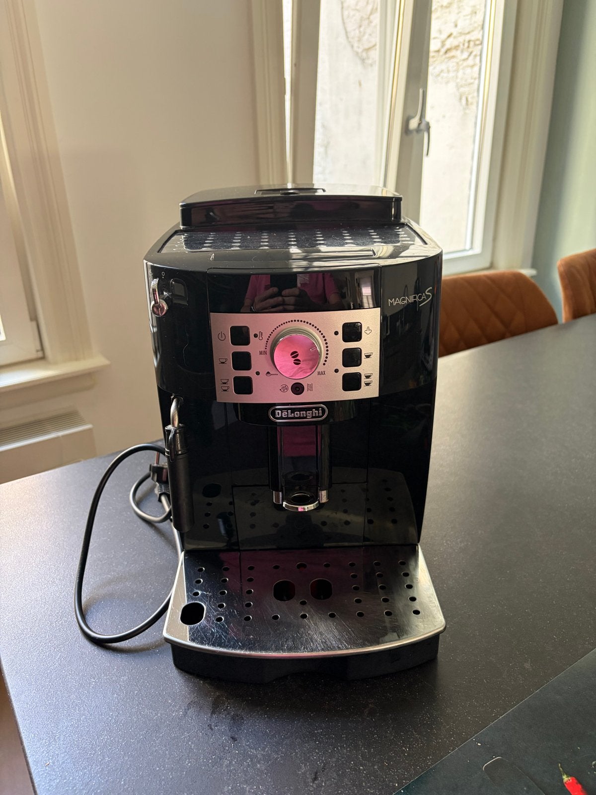 DeLonghi Magnifica S volautomatische espressomachine, Witgoed en Apparatuur, Koffiezetapparaten, Ophalen, Afneembaar waterreservoir