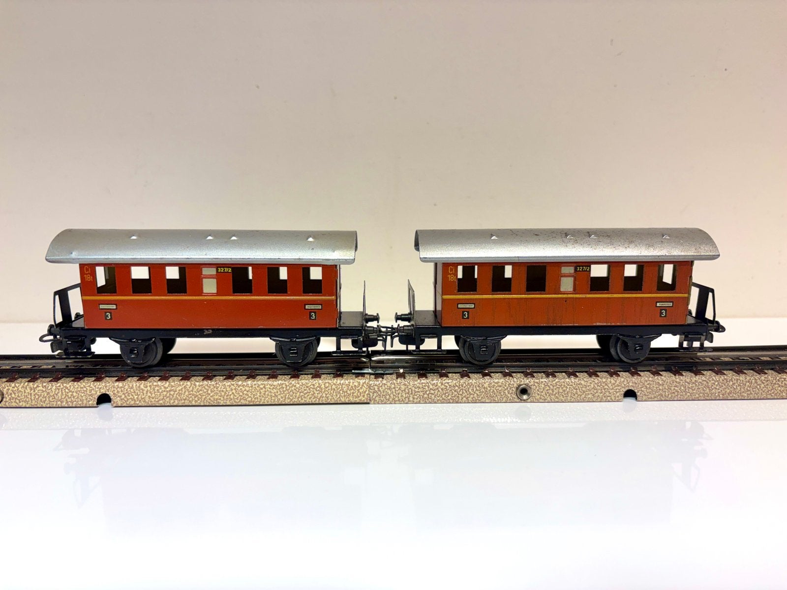 2 x Marklin 800 personenwagon 327/2 rood 1953 stompe assen, Wisselstroom, Gebruikt, Wagon, Ophalen of Verzenden