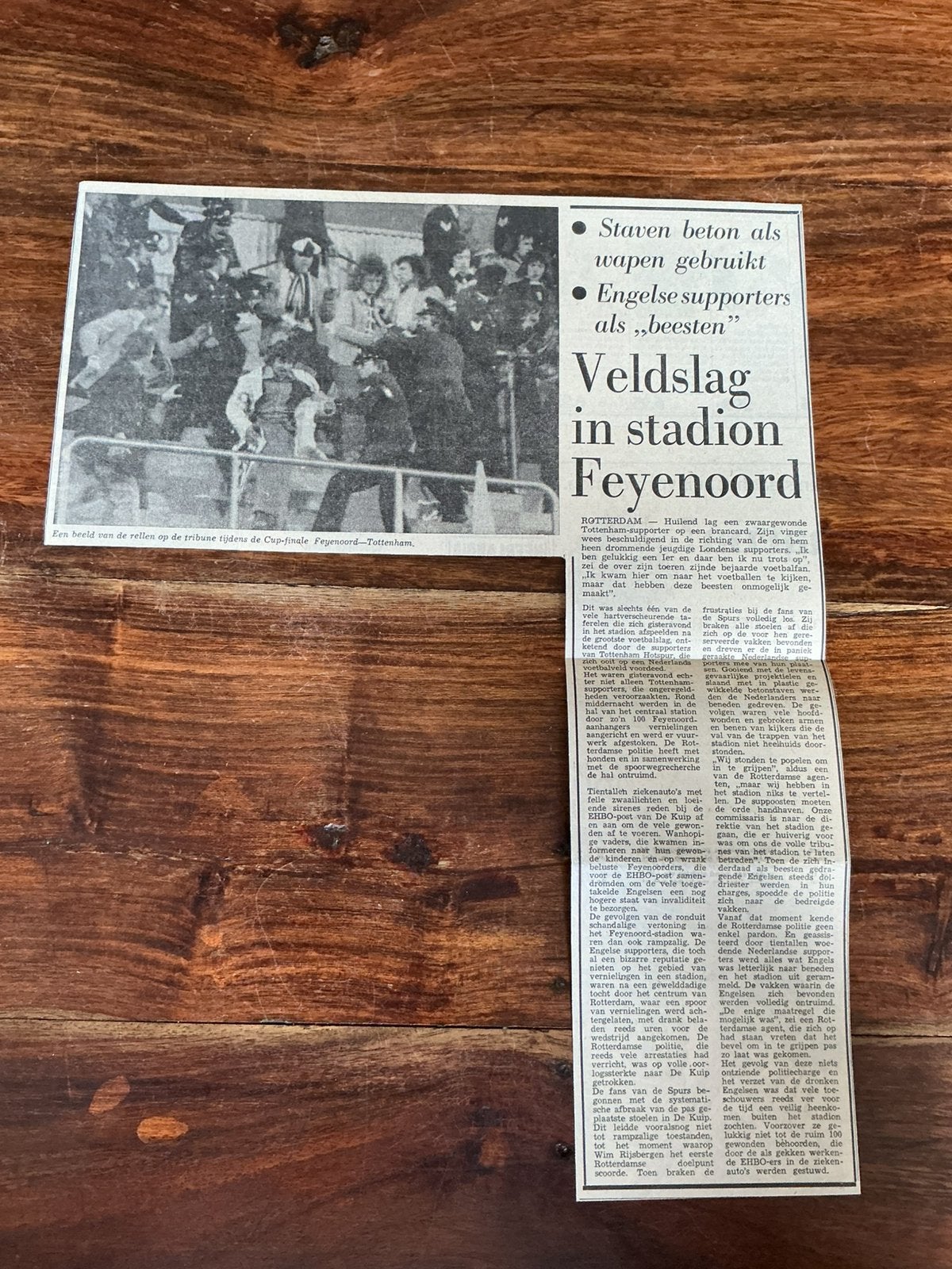 Voetbal krantenartikel Feyenoord Tottenham Hotspur rellen 74, Verzamelen, Verzenden, Knipsel(s)