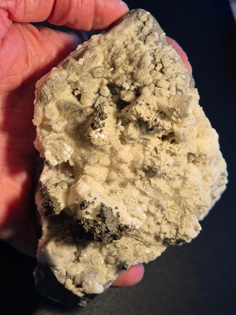 Dolomiet en markasiet op matrix uit Beez in Z. België., Verzamelen, Mineralen en Fossielen, Ophalen of Verzenden