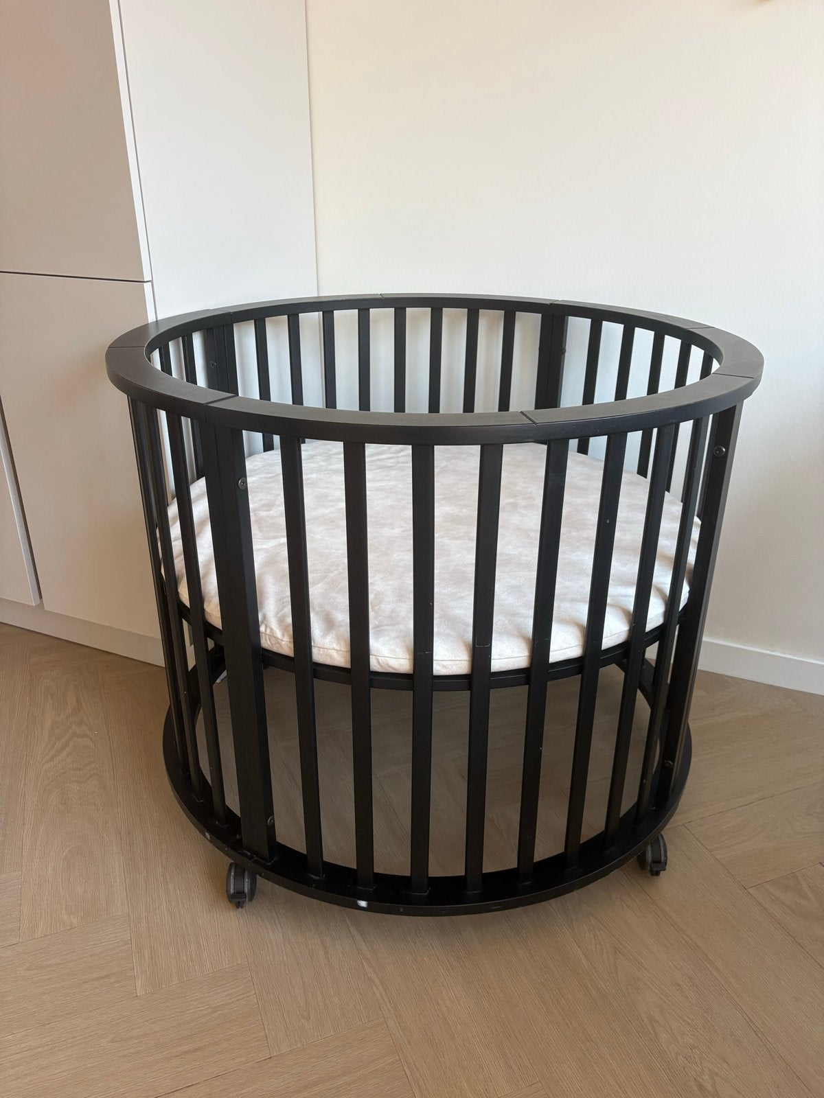 Europe Baby Circa Ronde Box Mat Zwart met Boxmatras Hoes, Ophalen, Zo goed als nieuw, Rond, In hoogte verstelbaar