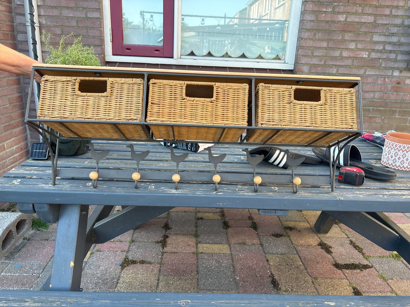 Wandkapstok met rieten manden en haken, Ophalen, Gebruikt, Metaal, Wandkapstok