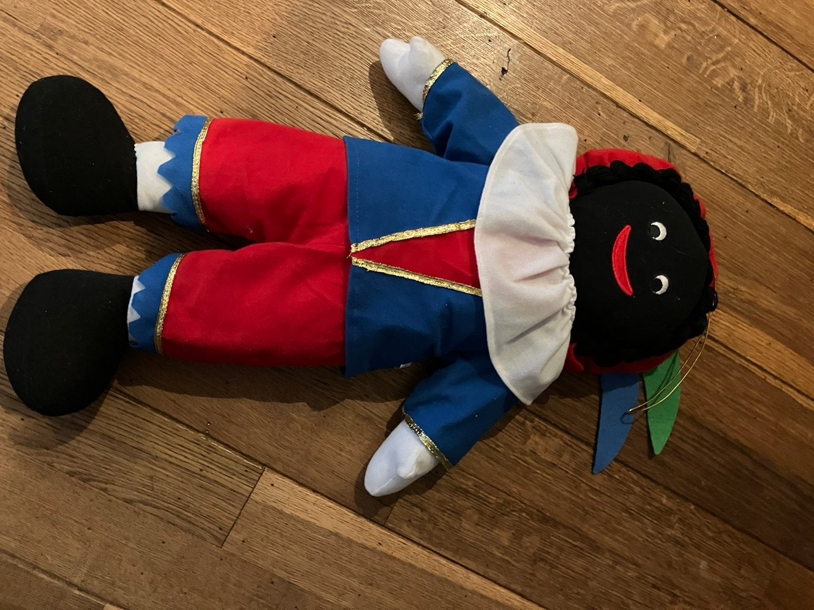 Knuffel zwarte piet 60 cm rood blauw, Ophalen of Verzenden, Zo goed als nieuw
