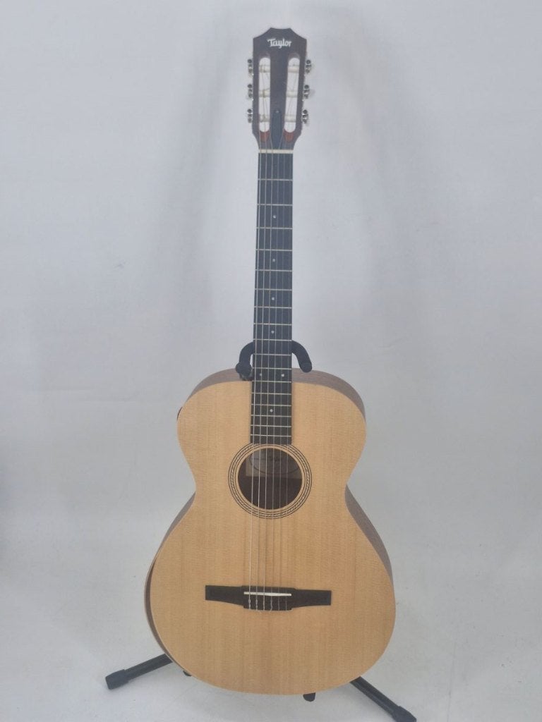 Taylor academy 12E-N - B-stock, Met (piezo-)element, Ophalen of Verzenden, Zo goed als nieuw, Western- of Steelstringgitaar