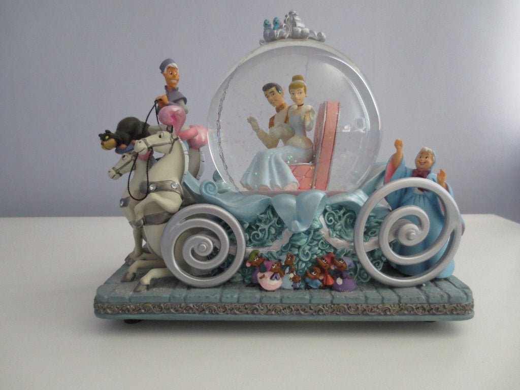 Disney Snow Globe : De koets van Cindarella / Assepoester., Verzamelen, Disney, Ophalen of Verzenden, Assepoester of Belle, Zo goed als nieuw