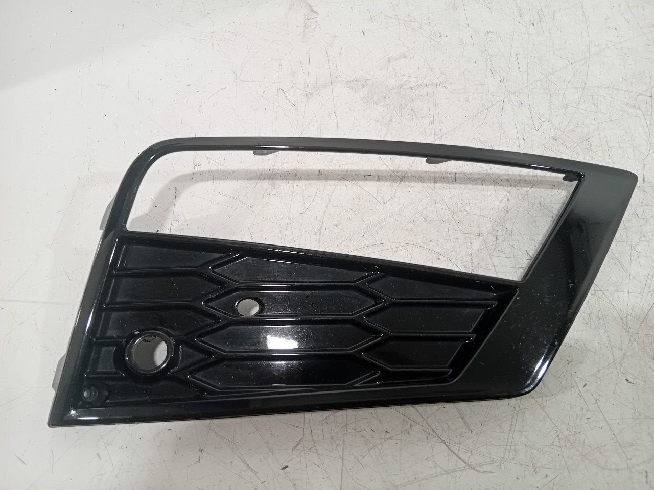 Grille Seat Ateca, Onderdelen@venauto.nl, Van der Ven Autorecycling B.V., Gebruikt, Ettenseweg 76, 4706 PB Roosendaal, The Netherlands