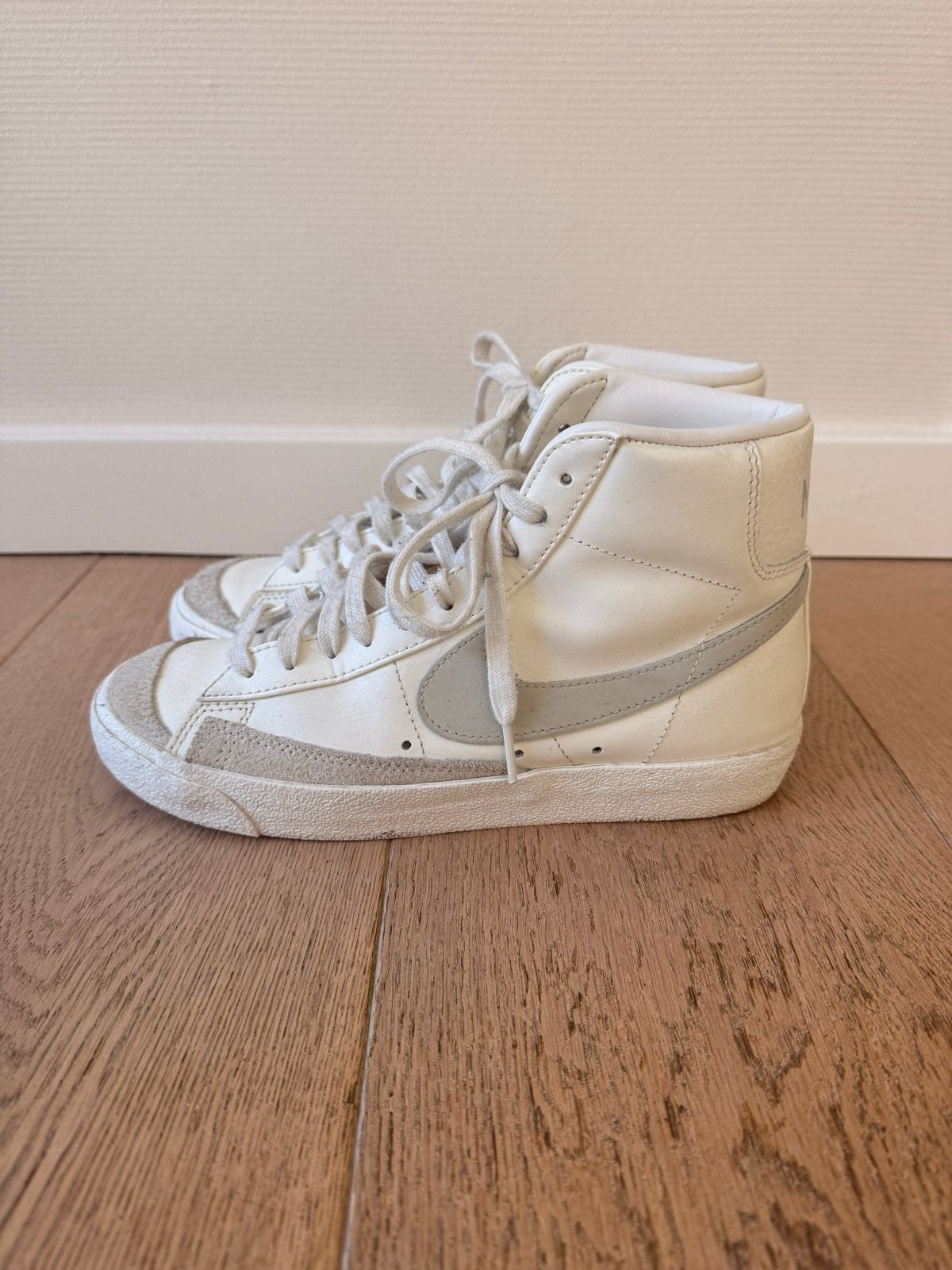Nike Blazer Mid '77 - Wit en Grijs - Maat 38,5, Wit, Nieuw, Ophalen of Verzenden, Sneakers of Gympen
