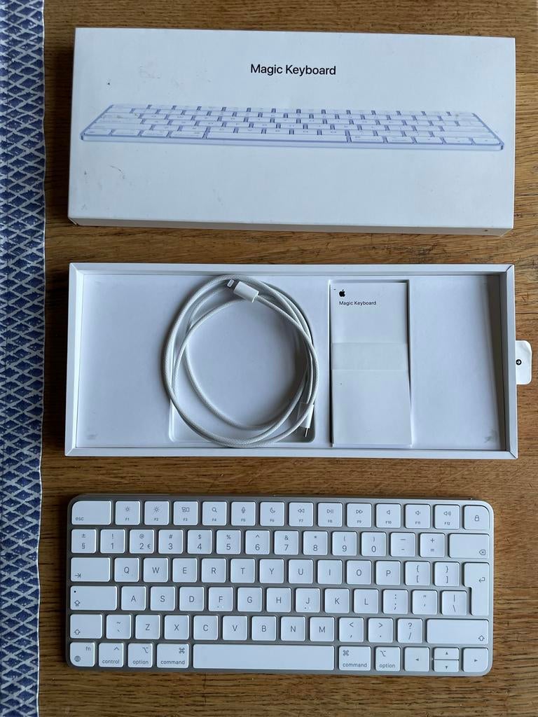 Apple Magic Keyboard (2021, A2450) - Compact, Computers en Software, Toetsenborden, Zo goed als nieuw, Qwerty, Draadloos, Multimediatoetsen