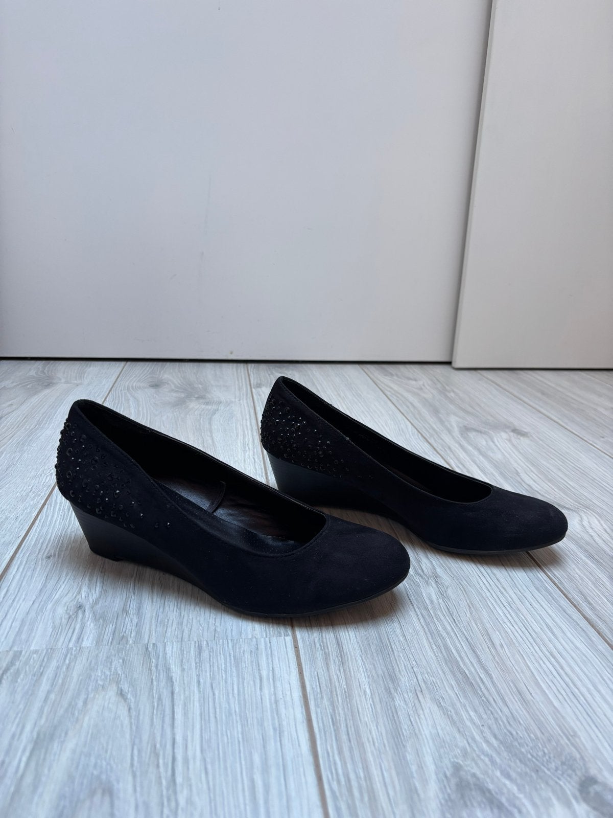 Zwarte pumps met sleehak en steentjes Maat 39, Pumps, Zwart, Ophalen of Verzenden, Zo goed als nieuw