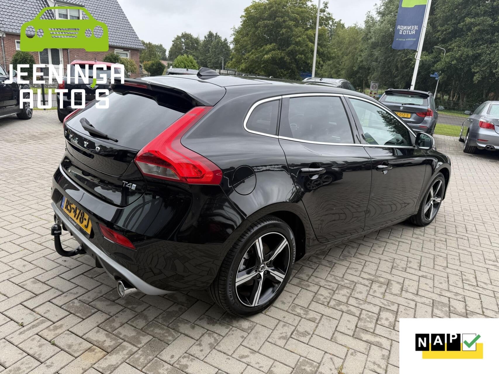 Volvo V40 2.0 T4 R-Design|Camera|Leer|Stoelverwarming|Trekha, Auto's, Voorwielaandrijving, Gebruikt, Zwart, Bedrijf