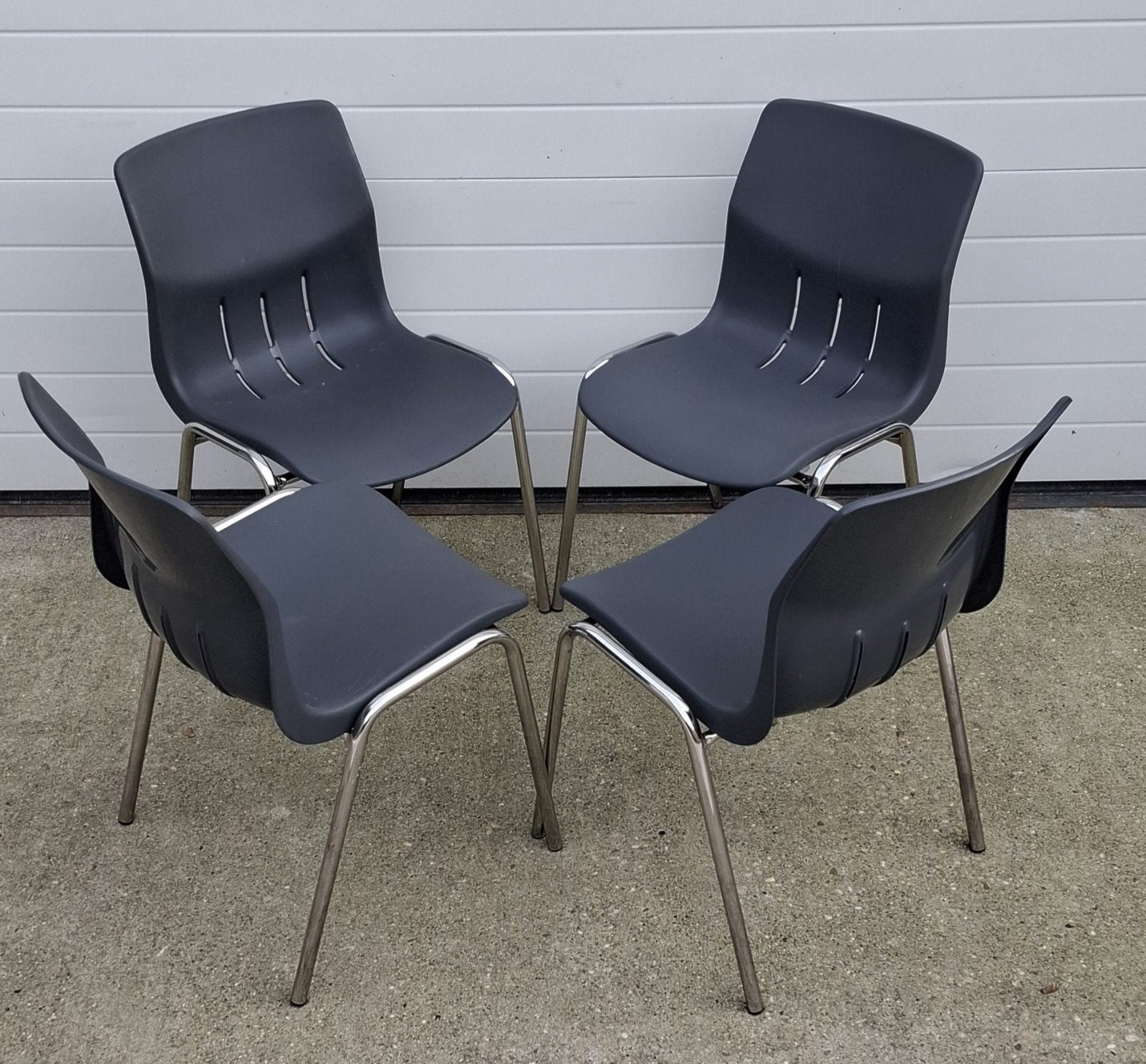 16 x kunststof kuipstoelen grijs kantine zaal stoelen cafe, Huis en Inrichting, Stoelen, Kunststof, Ophalen of Verzenden, Zo goed als nieuw